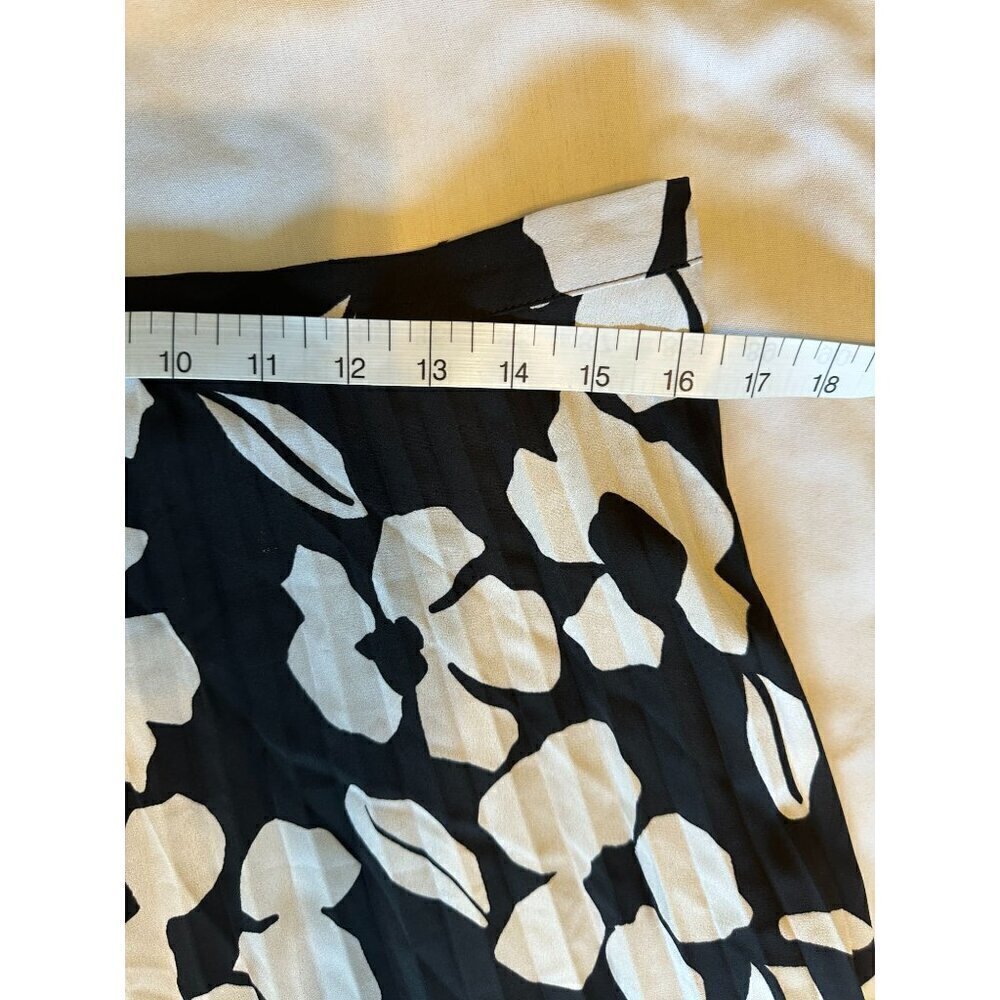 Tahari Arthur S. Levine Women's Pleated Skirt Sz 18 Black White Lined Floral NEW - Picture 13 of 14